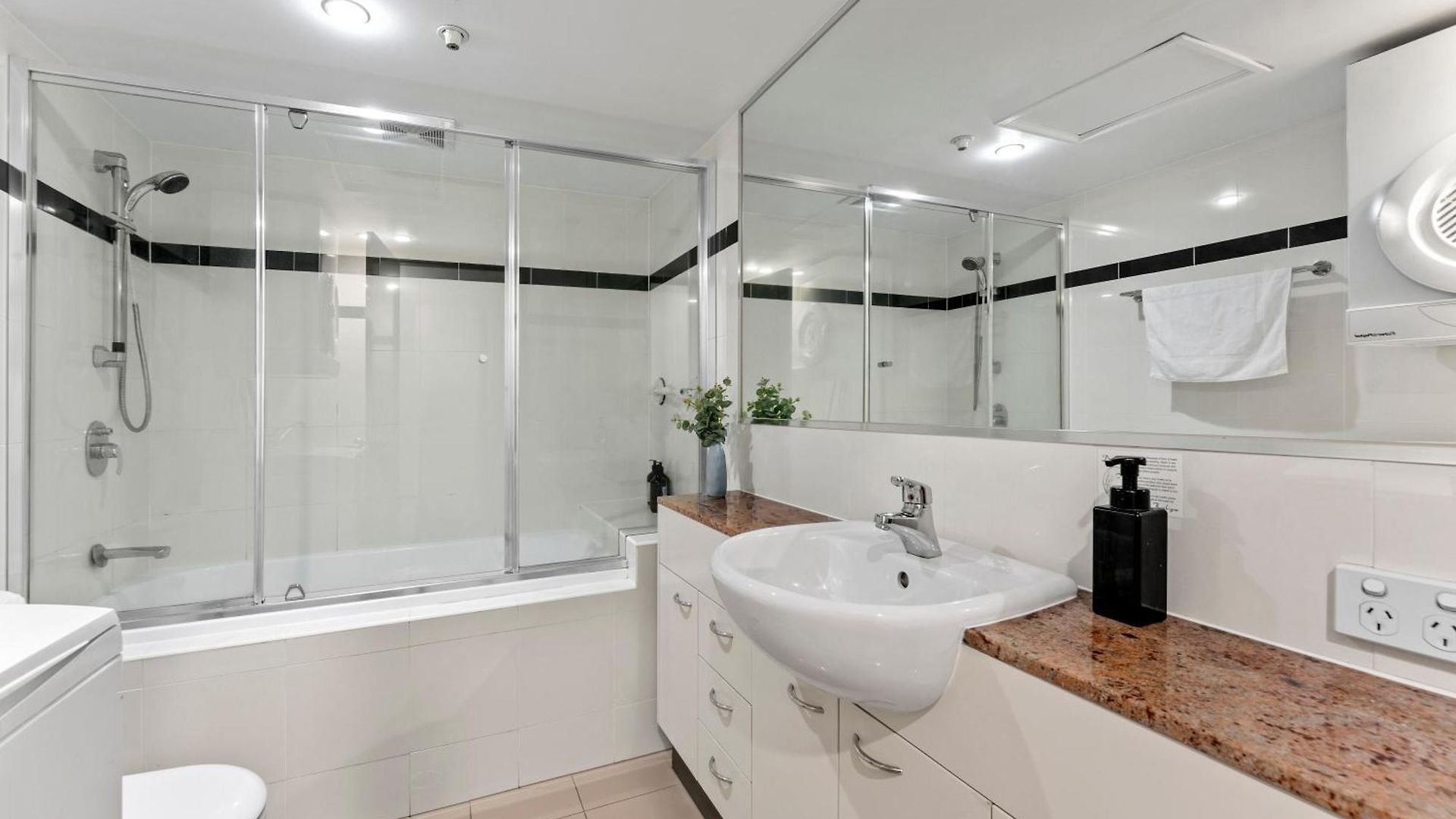 Apartment With King Bed, Pool, Gym And Sauna *