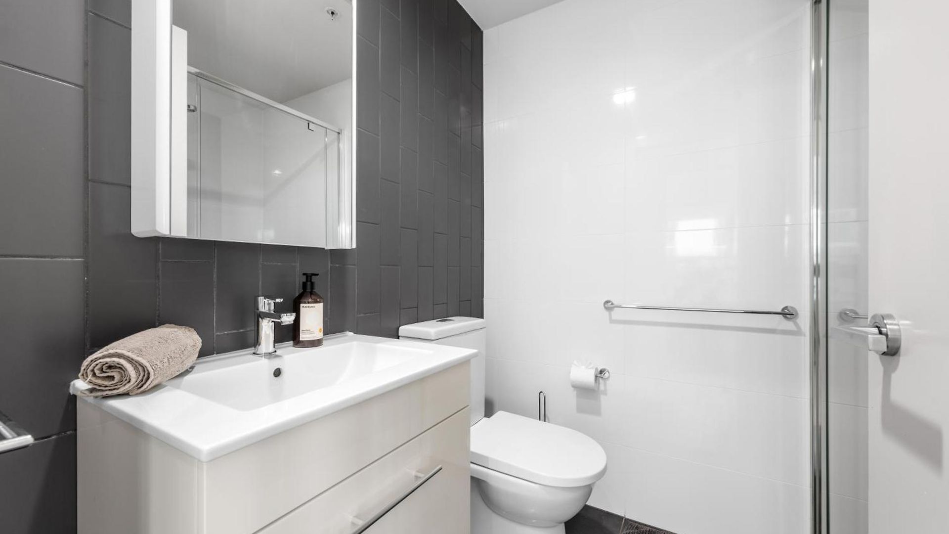 Spacious 2br On Fish Lane With Pool And Parking! * Brisbane