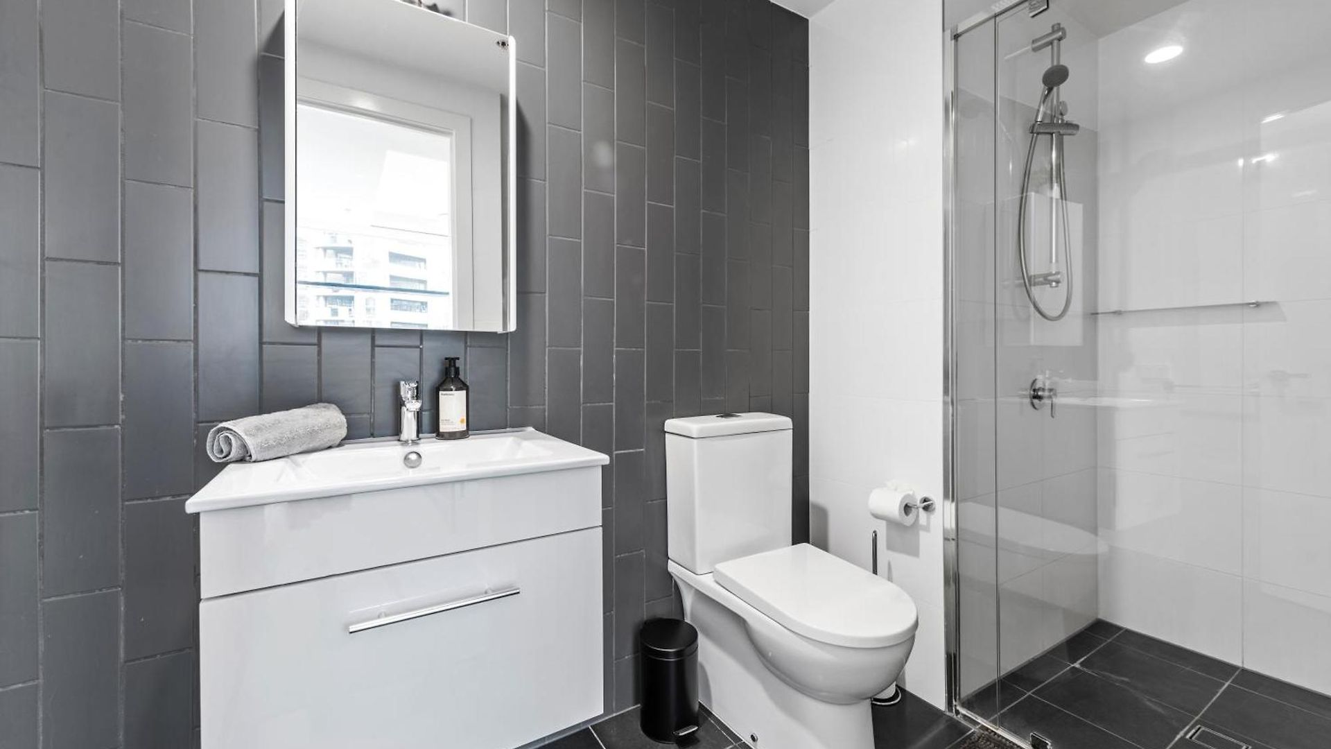 Spacious 2br On Fish Lane With Pool And Parking! Brisbane