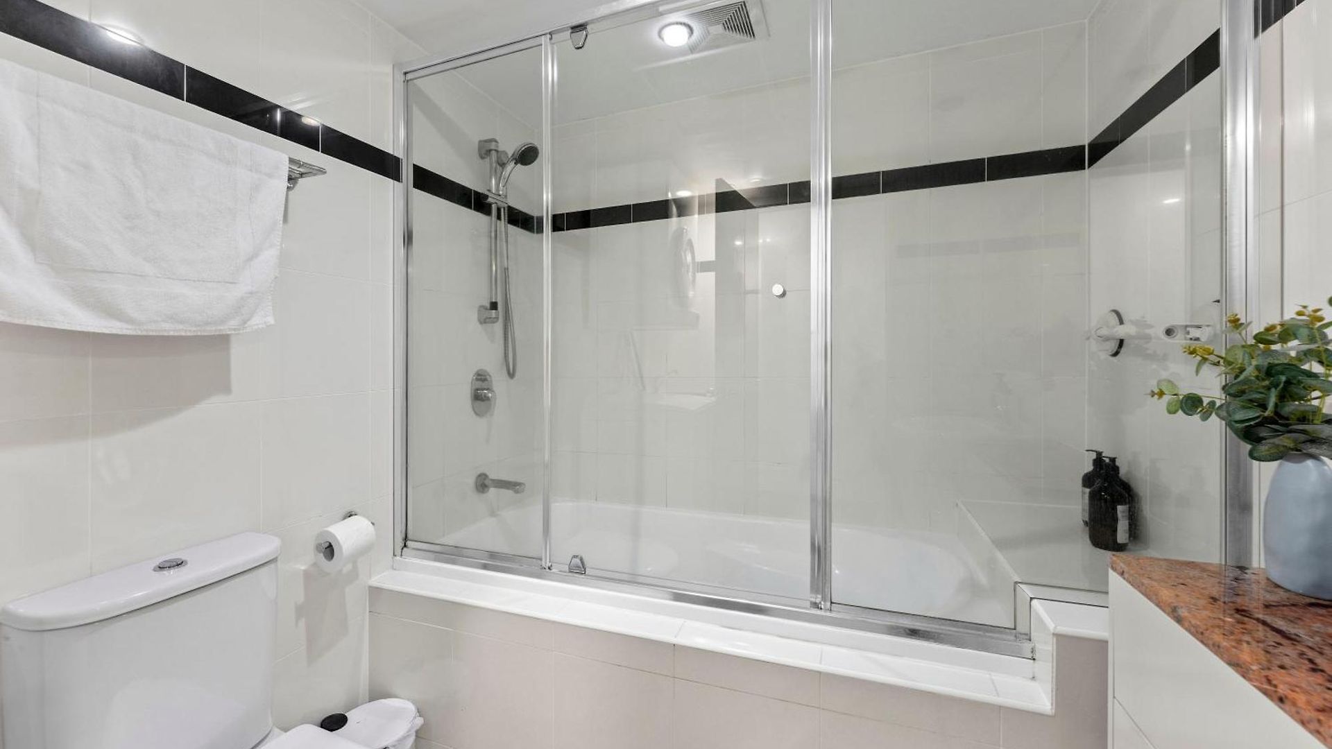 With King Bed, Pool, Gym And Sauna *