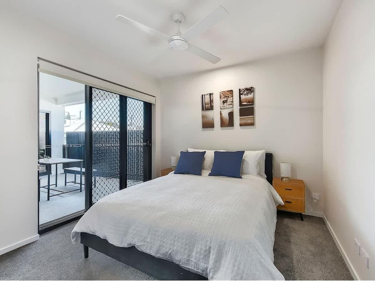 3br Floor With Parking, Ev Friendly & Views South *
