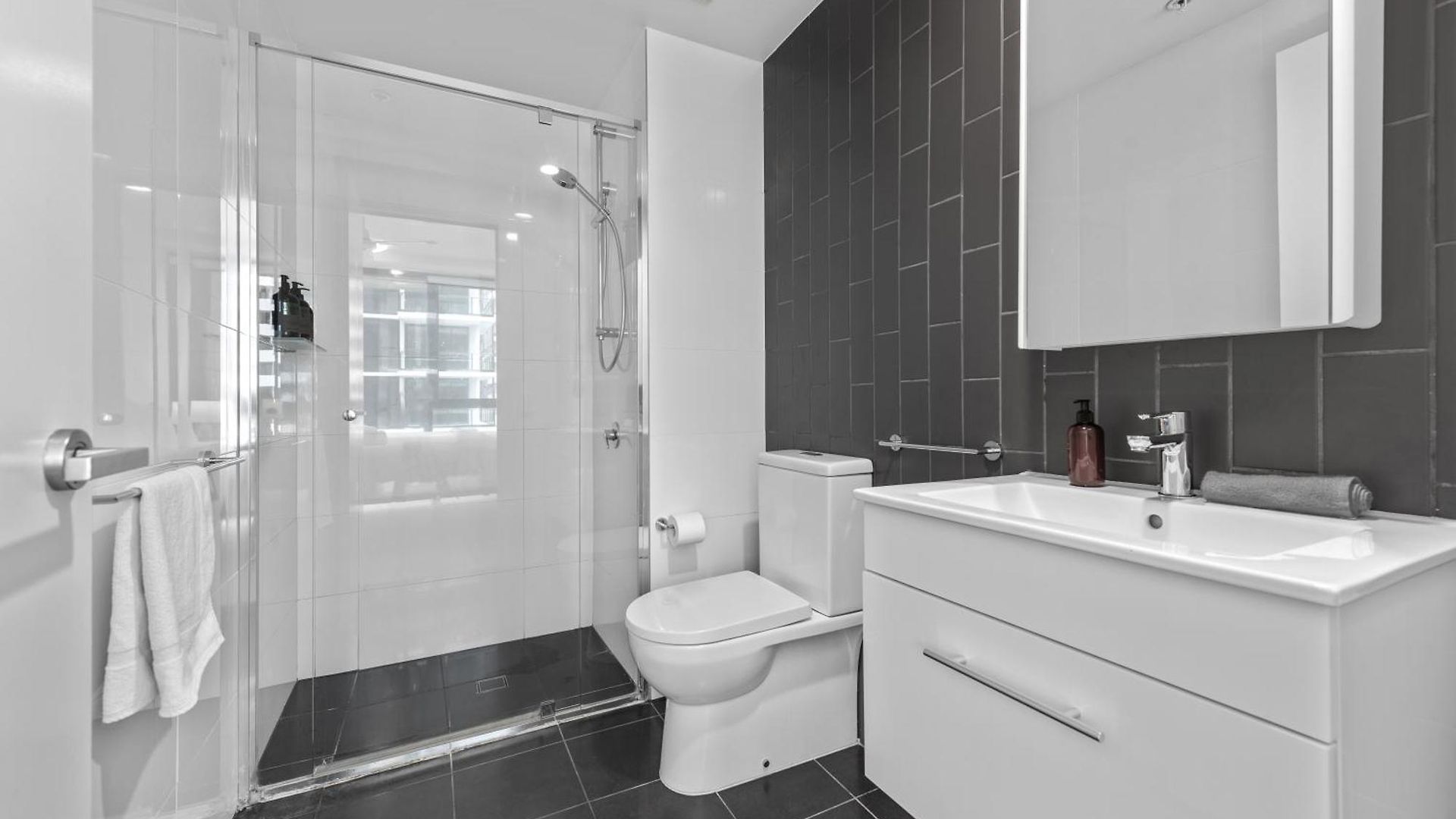 Apartment Spacious 2br On Fish Lane With Pool And Parking! *