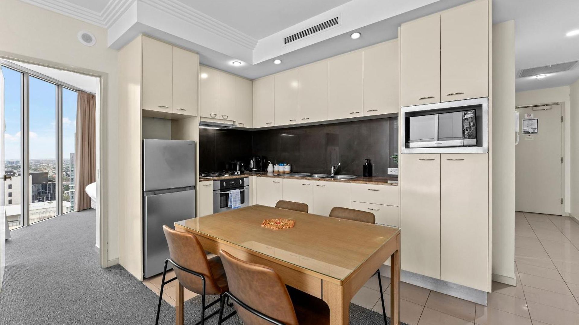 With King Bed, Pool, Gym And Sauna Apartment *