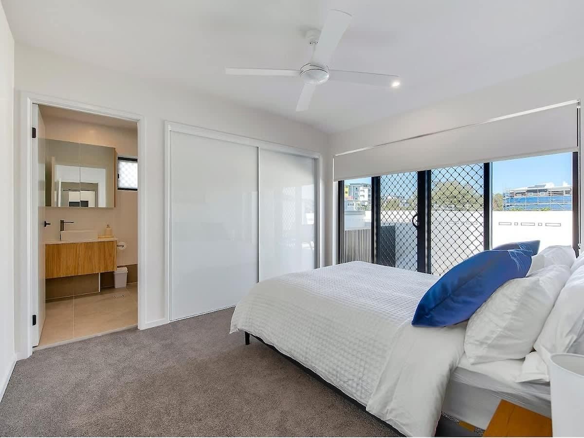 3br Floor With Parking, Ev Friendly & Views South * Brisbane