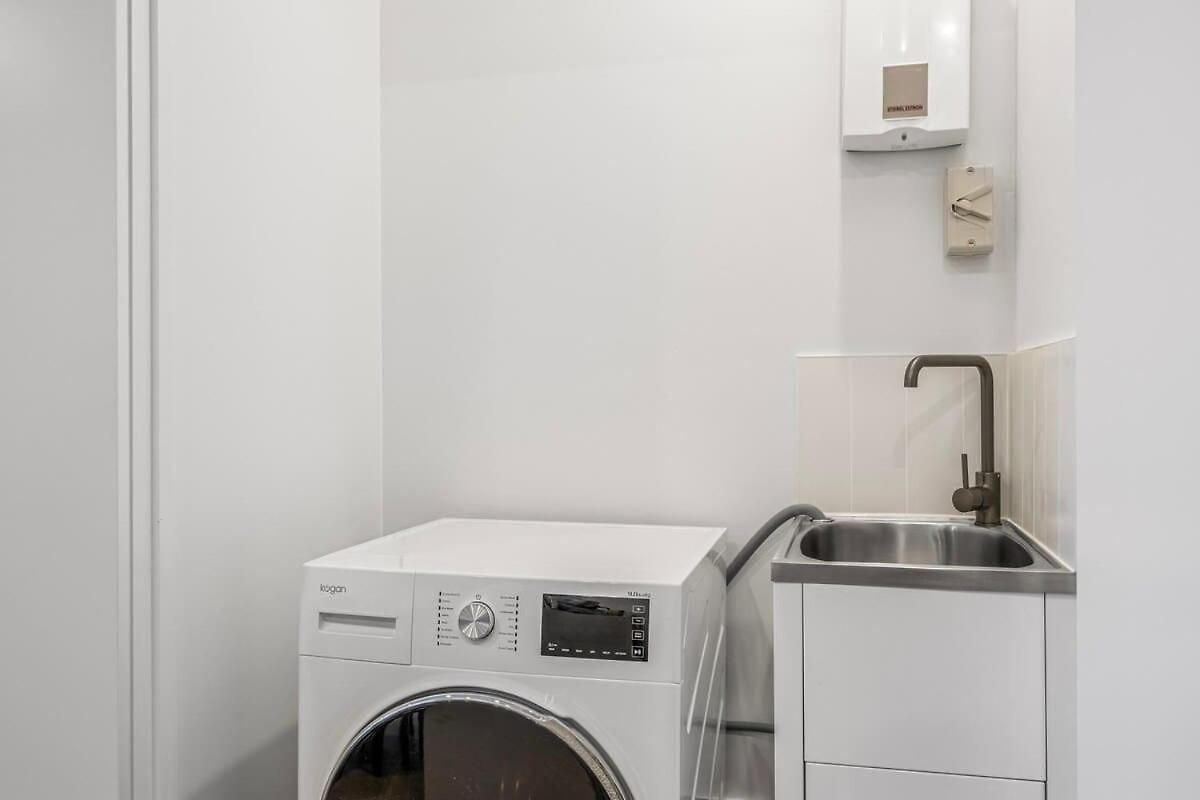 Family Retreat - Free Secure Car Park, Garden Westfield Shopping, Restaurants Apartment *