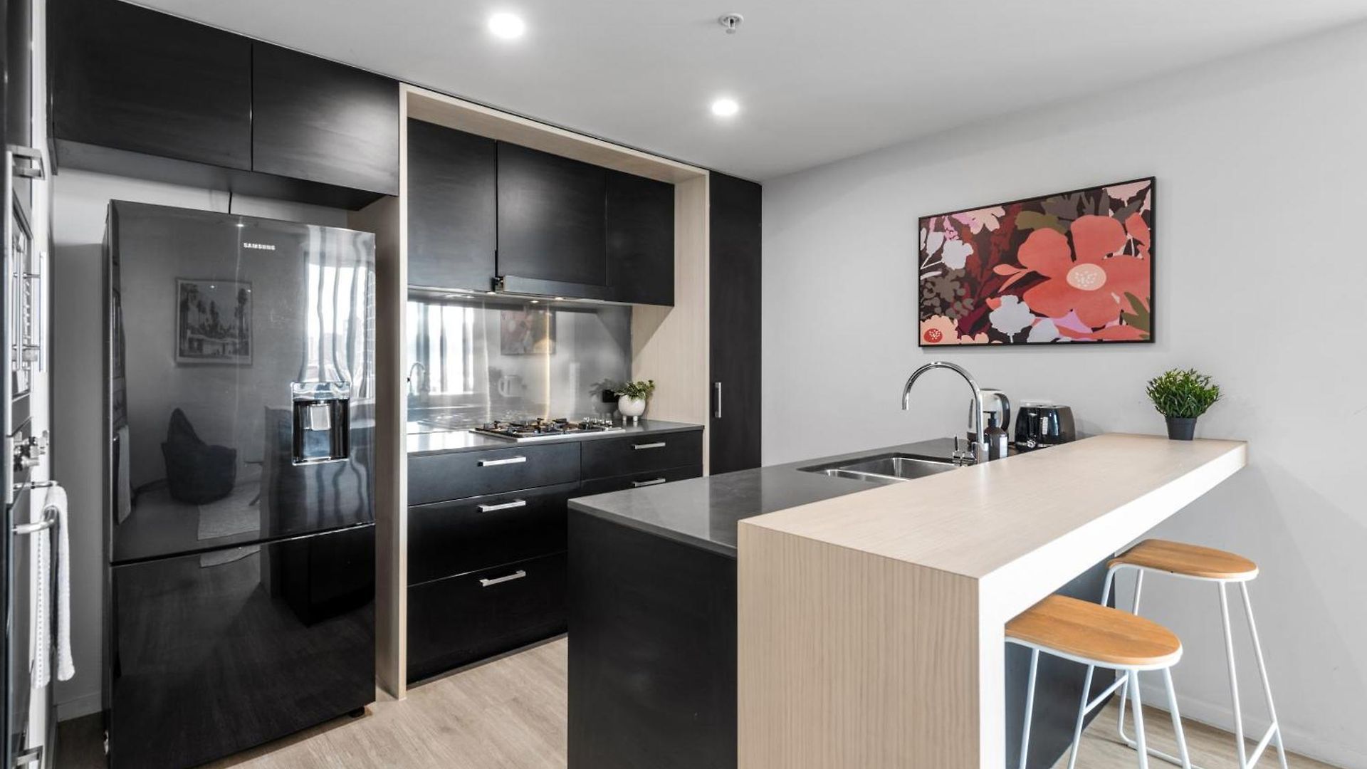 Spacious 2br On Fish Lane With Pool And Parking! Apartment