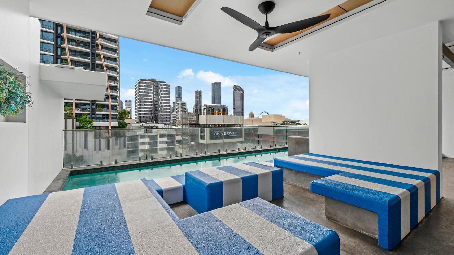 Breathtaking Views, King Bed, Pool & Location Apartment