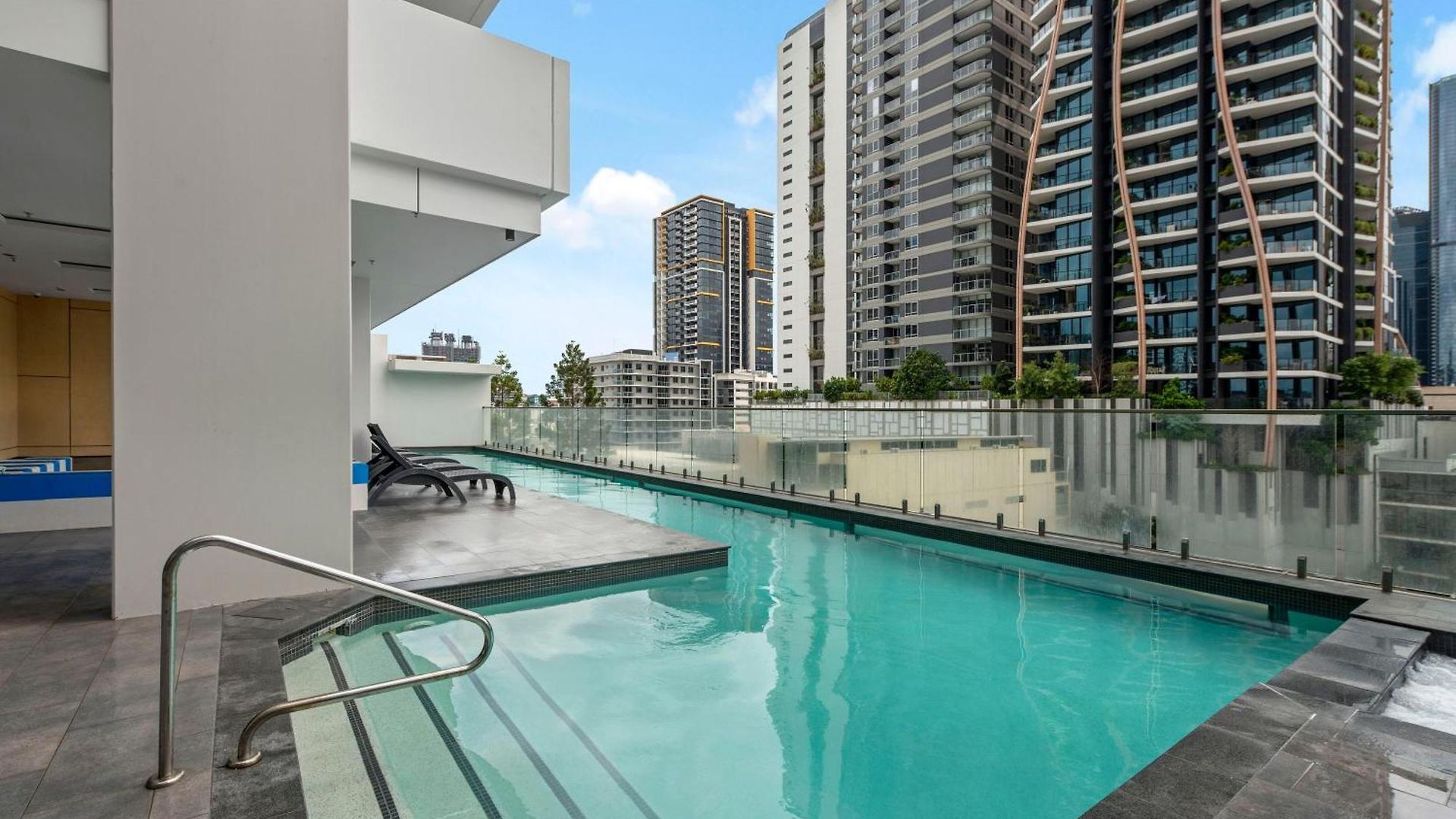 Apartment Breathtaking Views, King Bed, Pool & Location