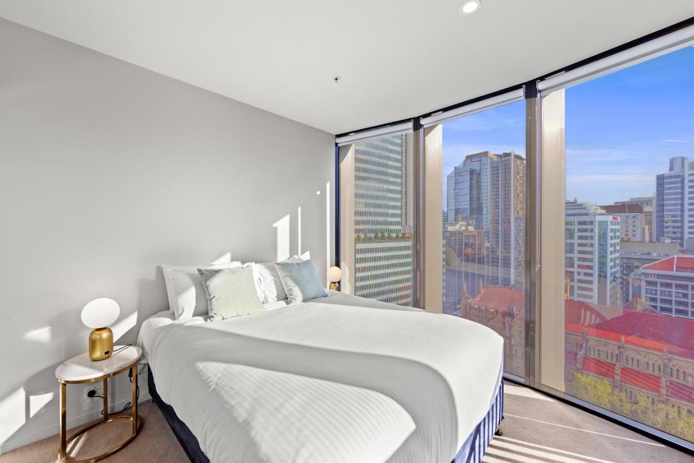 Elevated Cbd Living 2br With Skyline Views *