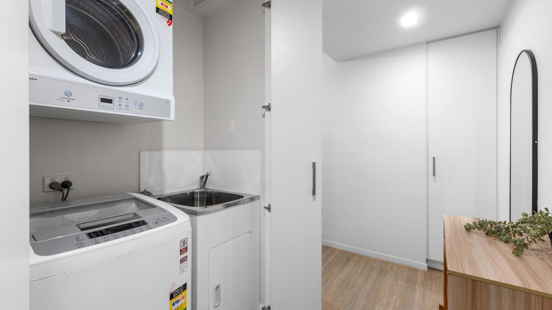 Spacious 2br On Fish Lane With Pool And Parking! Apartment *