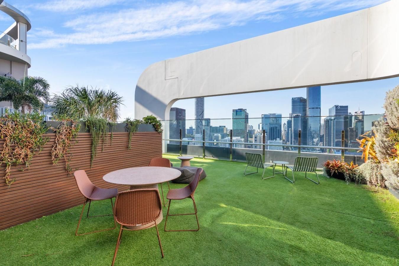 Scenic 2br With Balcony And Recreational Deck Access Apartment *
