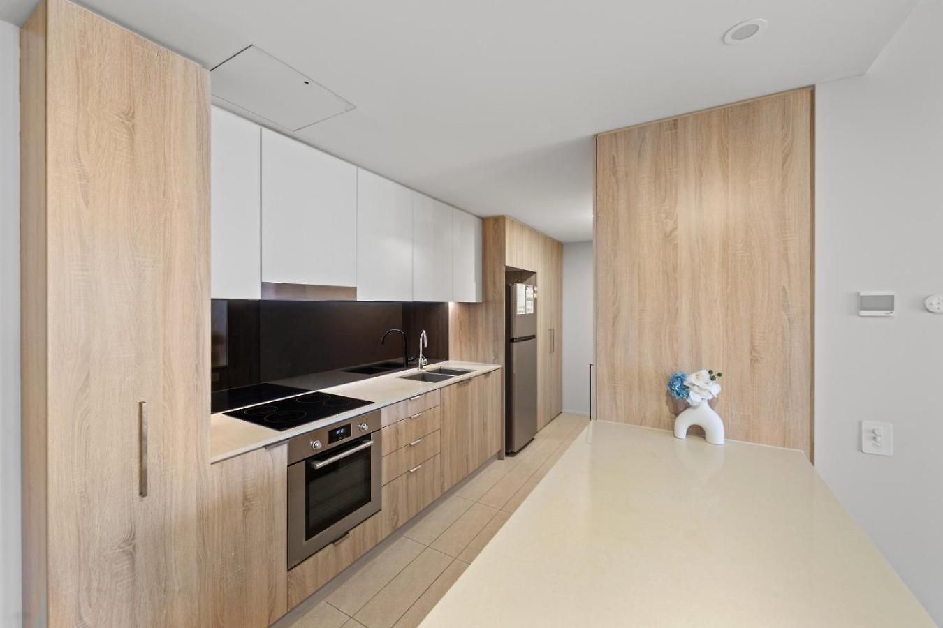 Elevated Cbd Living 2br With Skyline Views Apartment Brisbane