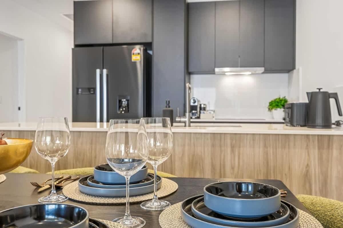 Family Retreat - Free Secure Car Park, Garden Westfield Shopping, Restaurants Apartment