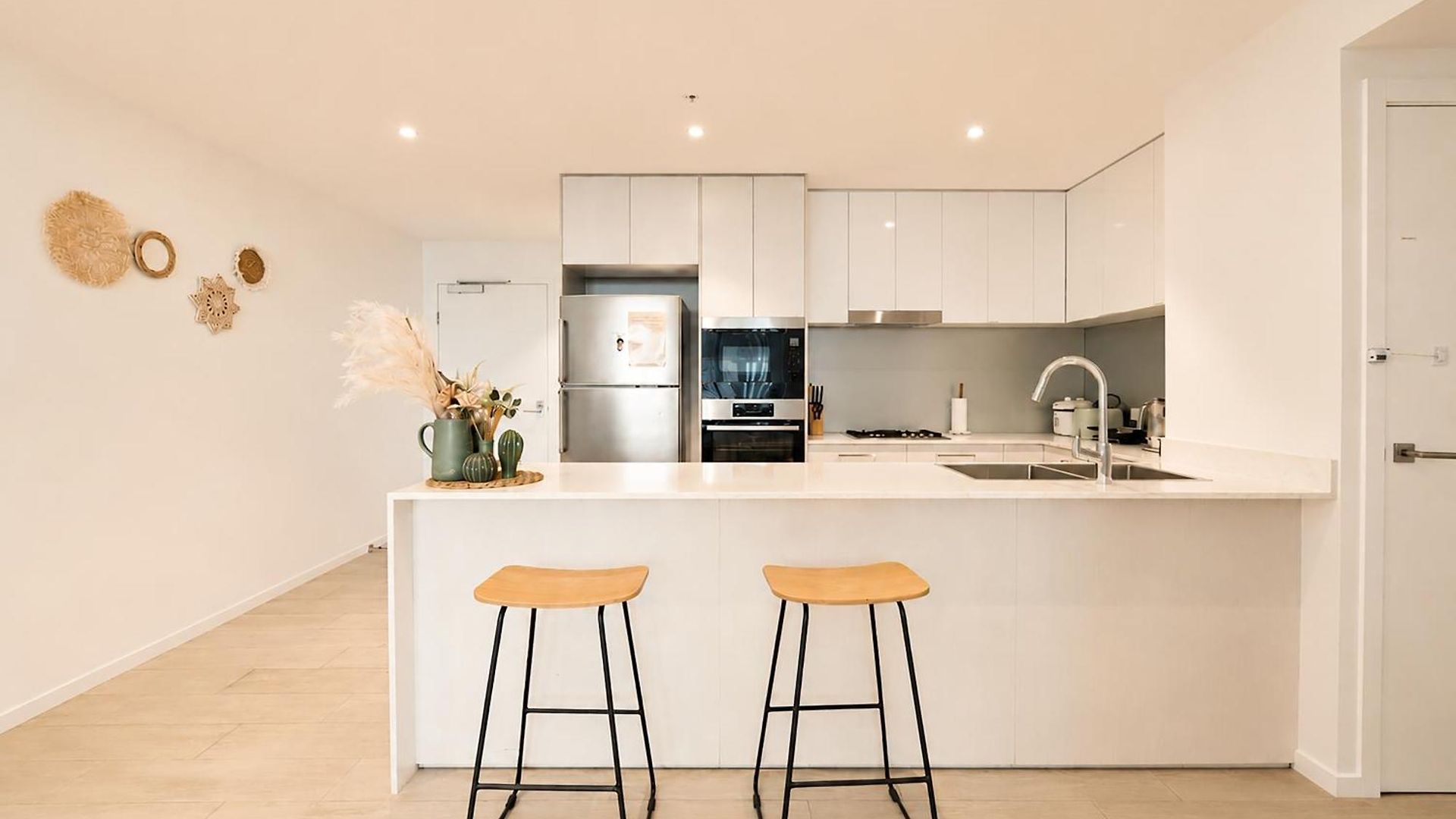 Boho Retreat - Walk To Gabba Stadium - Free Parking Apartment