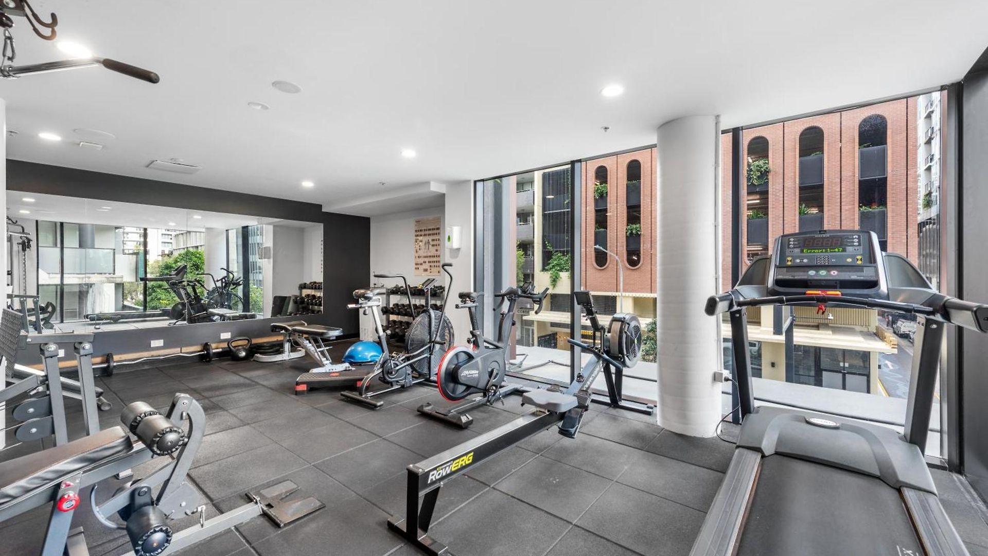 Spacious 2br On Fish Lane With Pool And Parking! Apartment Brisbane