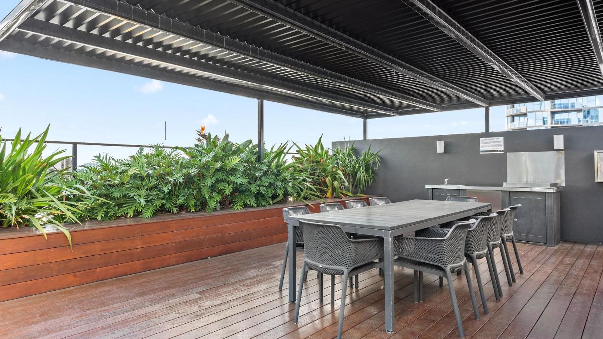 Spacious 2br On Fish Lane With Pool And Parking! Apartment