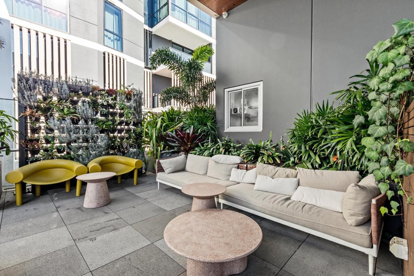 Scenic 2br With Balcony And Recreational Deck Access Brisbane