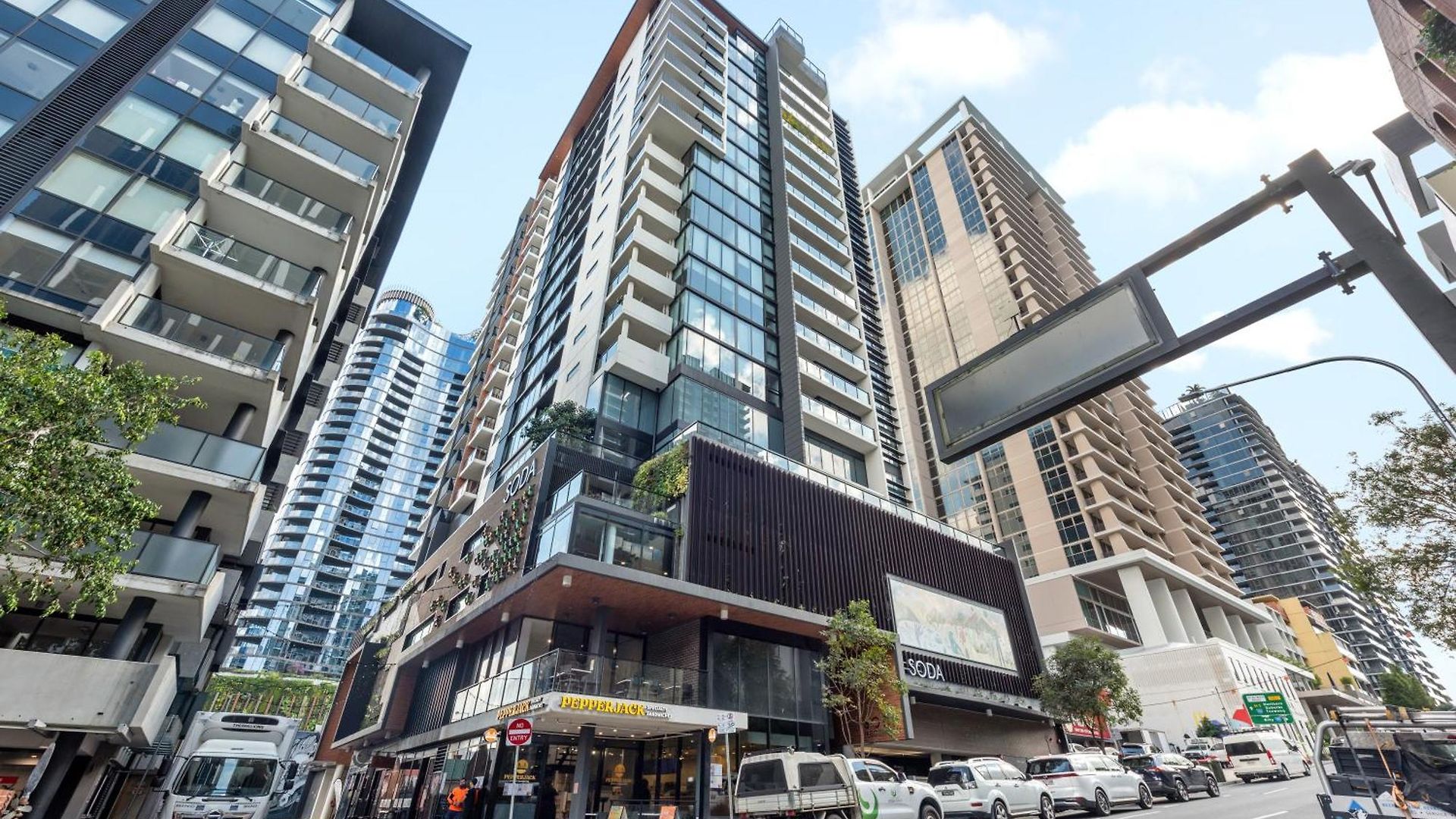 Apartment Spacious 2br On Fish Lane With Pool And Parking! *