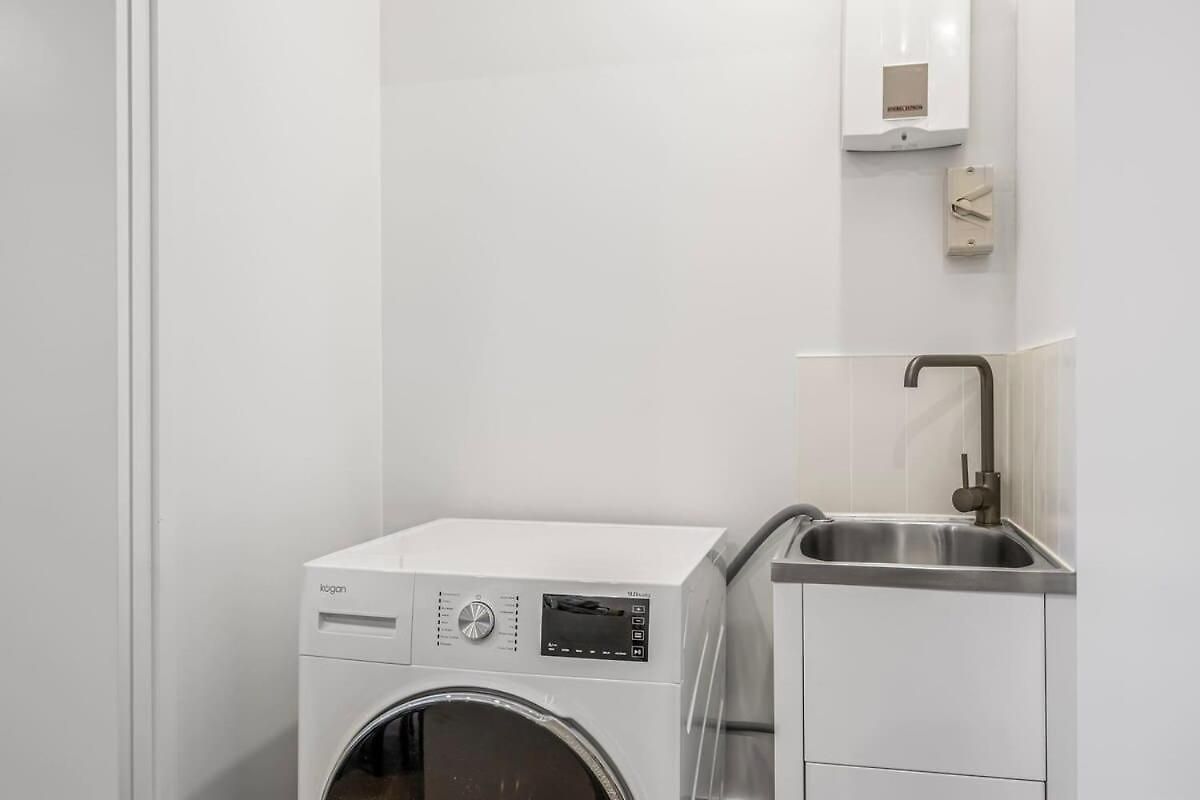 Family Retreat - Free Secure Car Park, Garden Westfield Shopping, Restaurants Apartment *