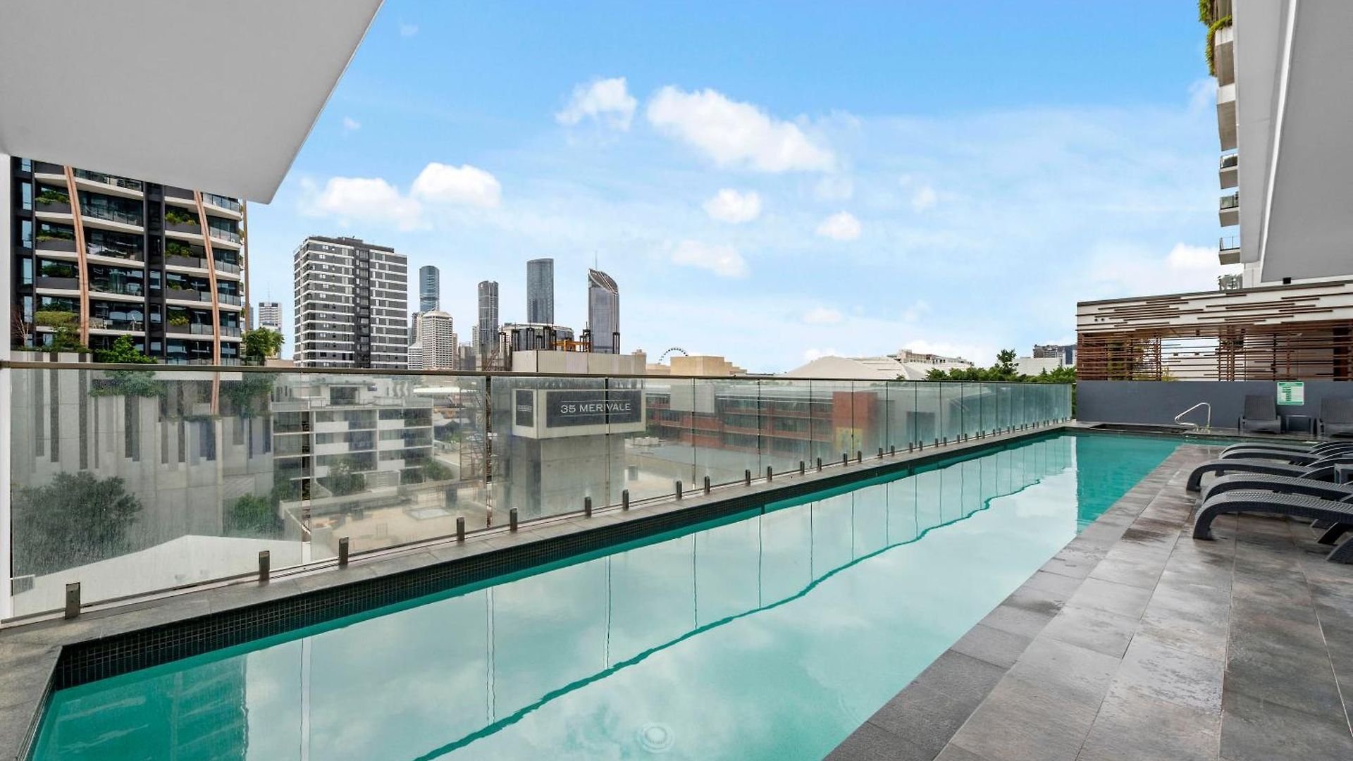 Stunning Views, Location, King Bed, Gym, Pool * Brisbane