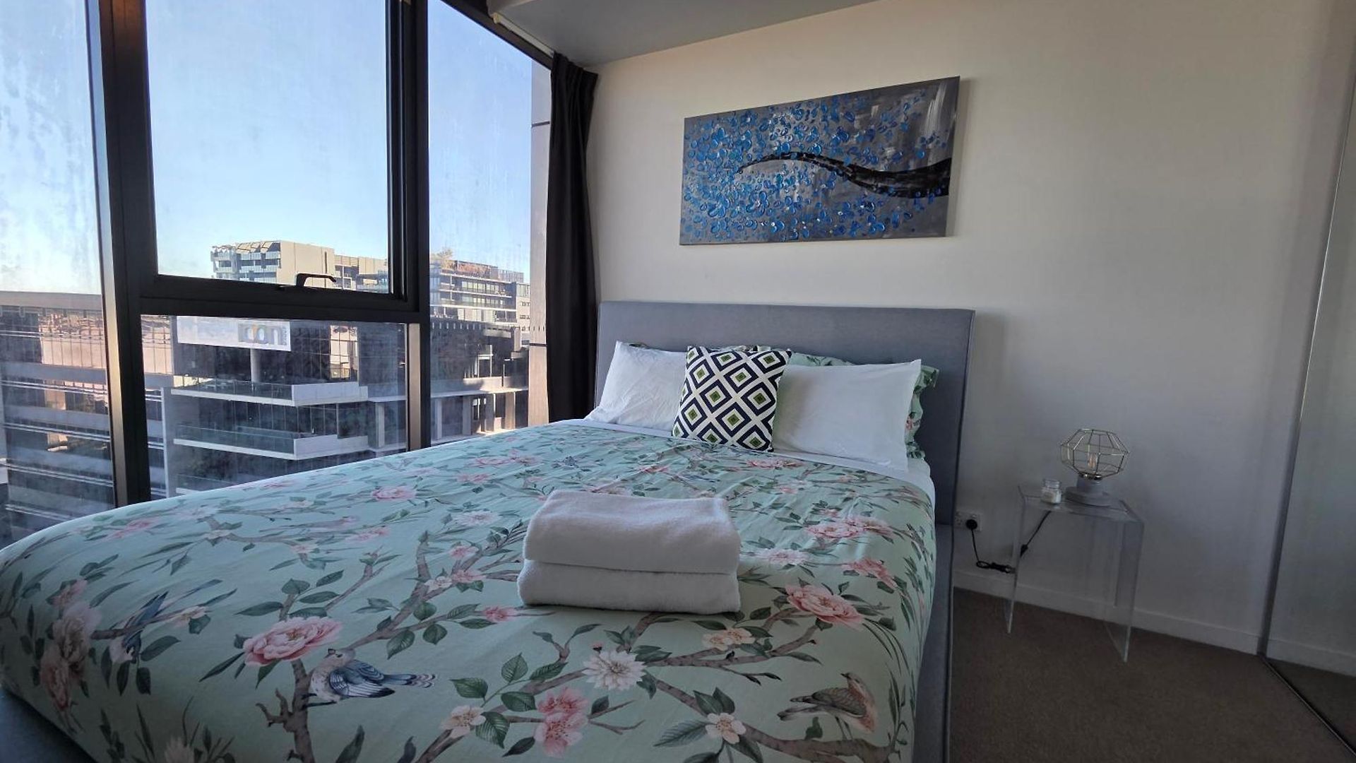 Stunning & River Views Rooftop Pool Gym Apartment