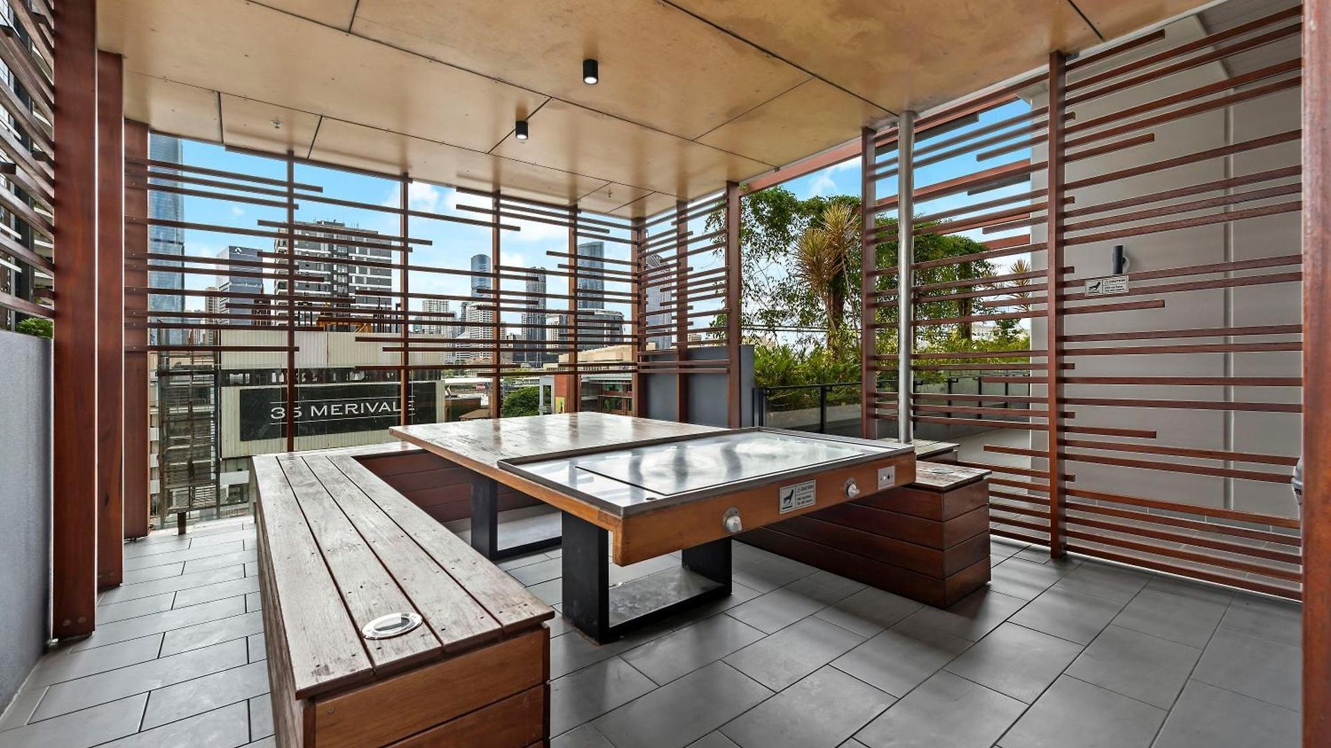 Apartment Breathtaking Views, King Bed, Pool & Location