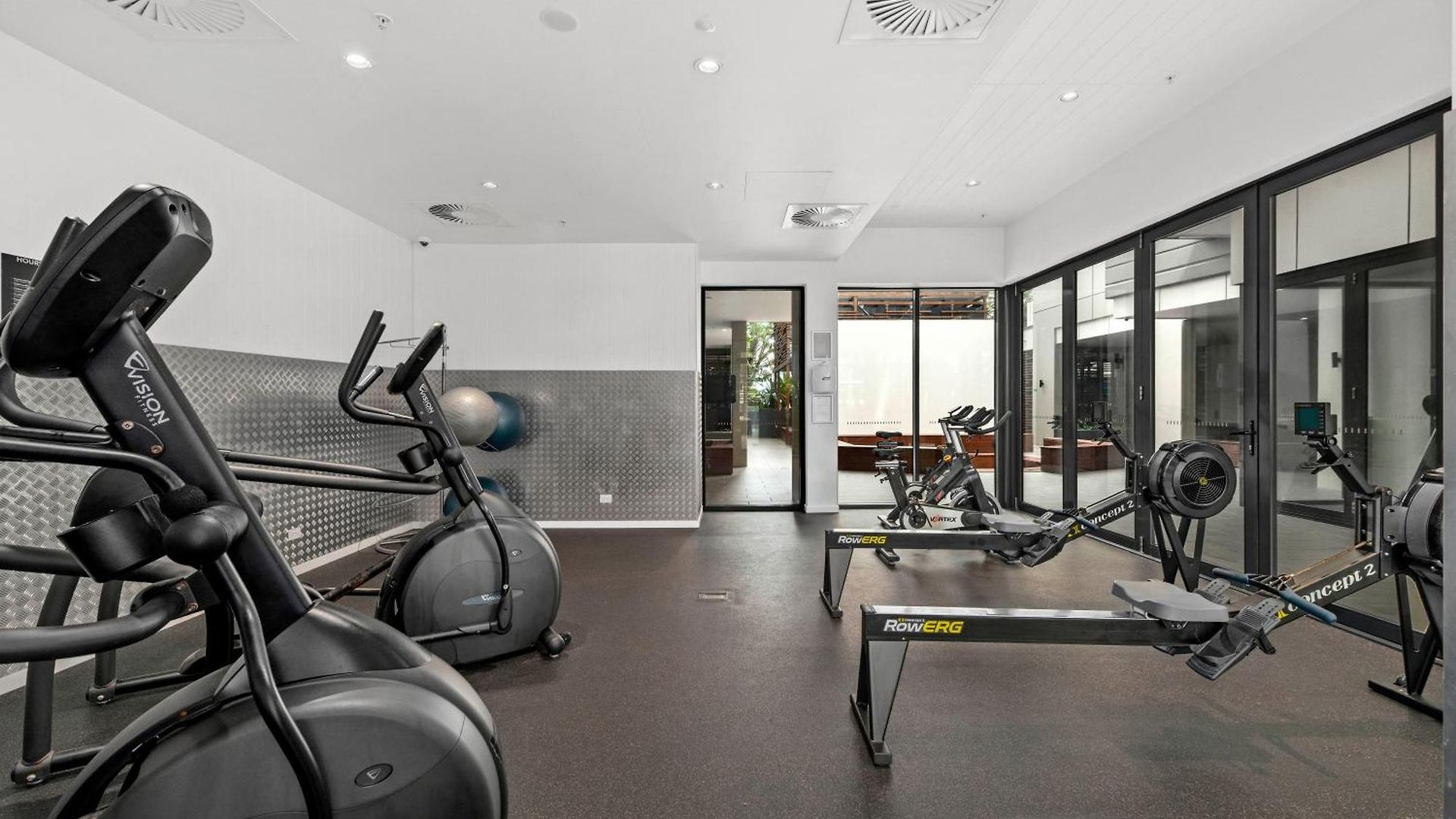 Stunning Views, Location, King Bed, Gym, Pool Apartment Brisbane
