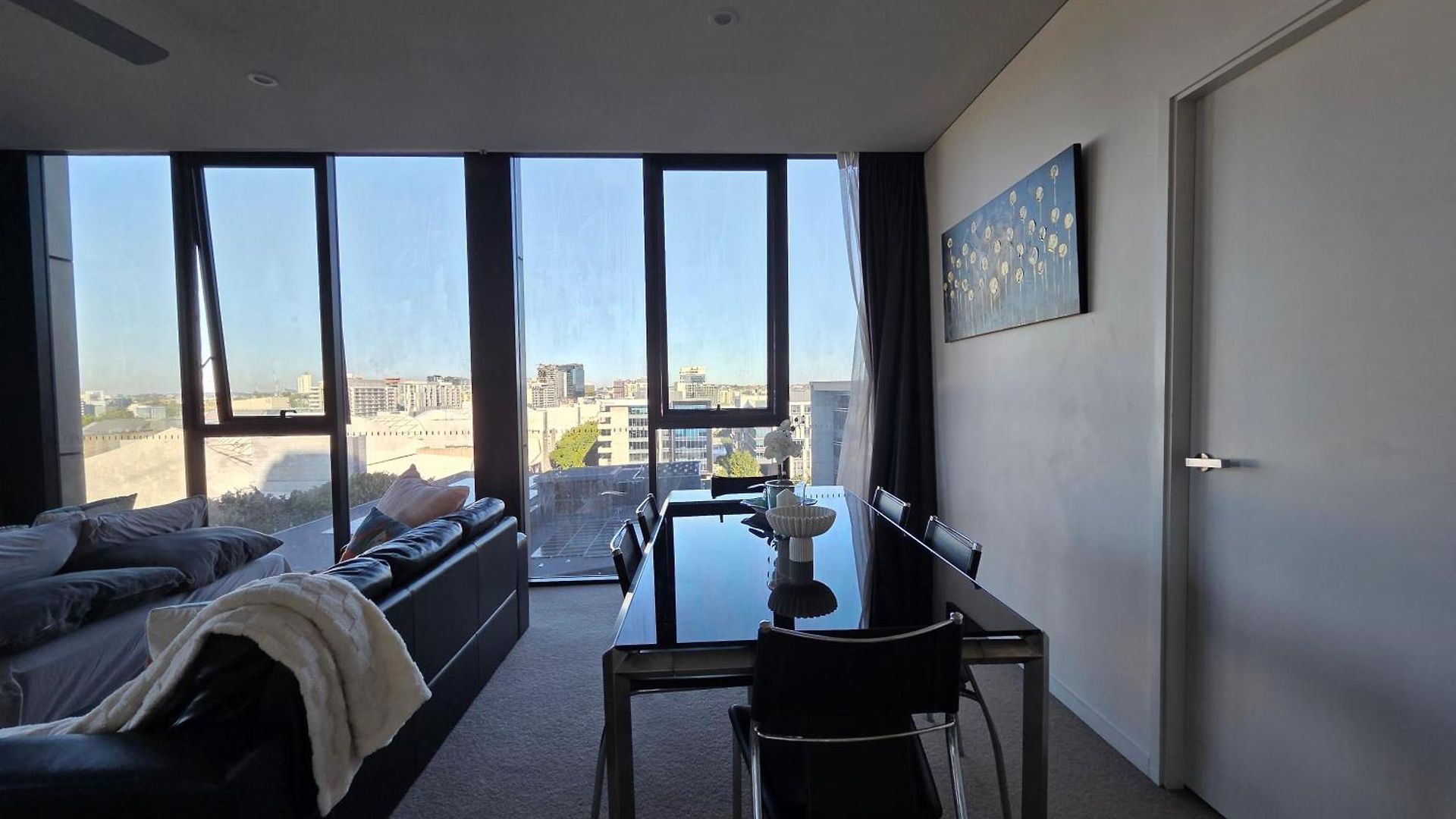 Stunning & River Views Rooftop Pool Gym Apartment