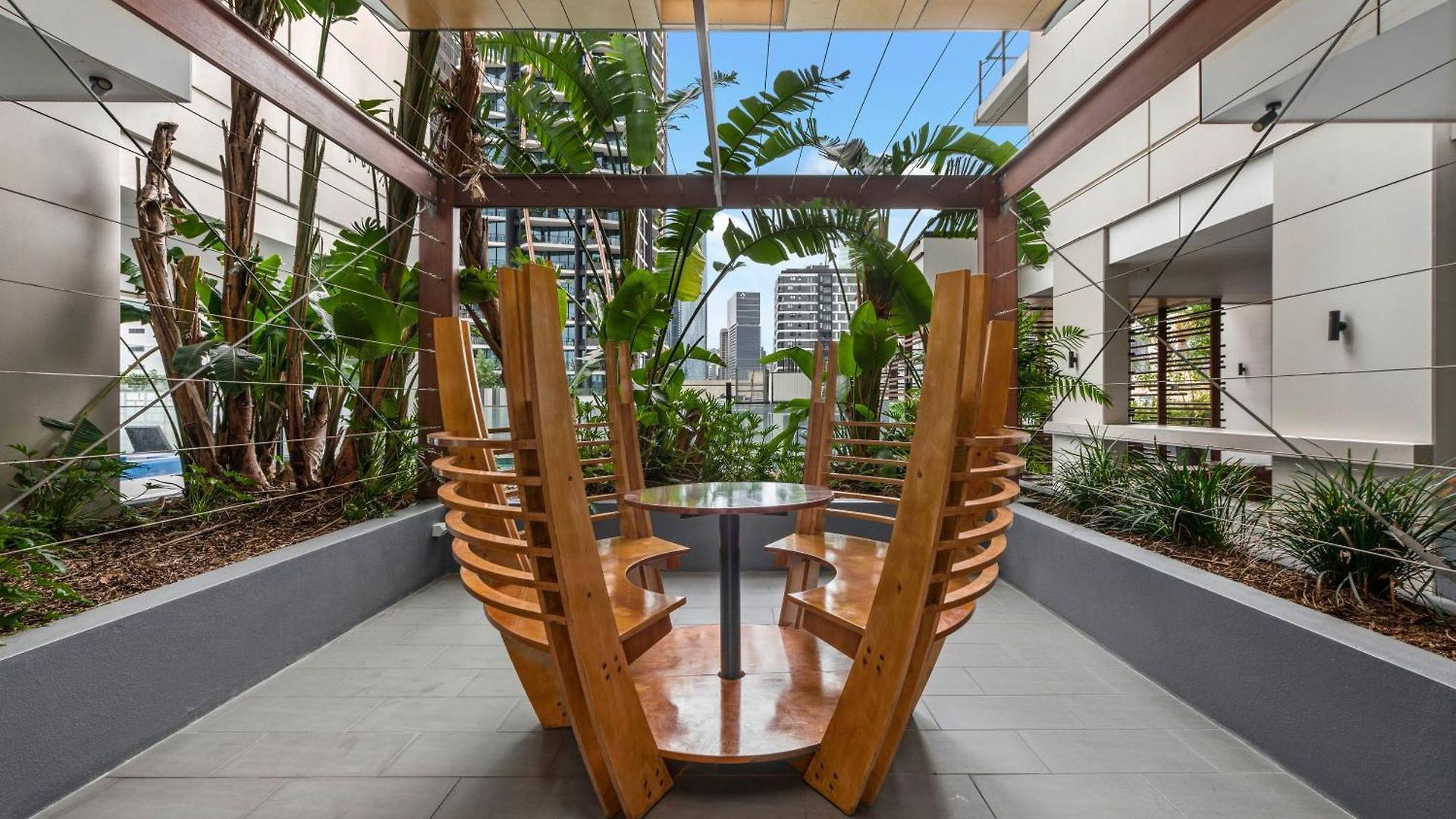 Apartment Breathtaking Views, King Bed, Pool & Location