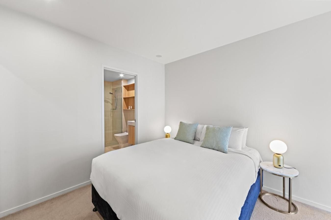 Elevated Cbd Living 2br With Skyline Views Apartment *
