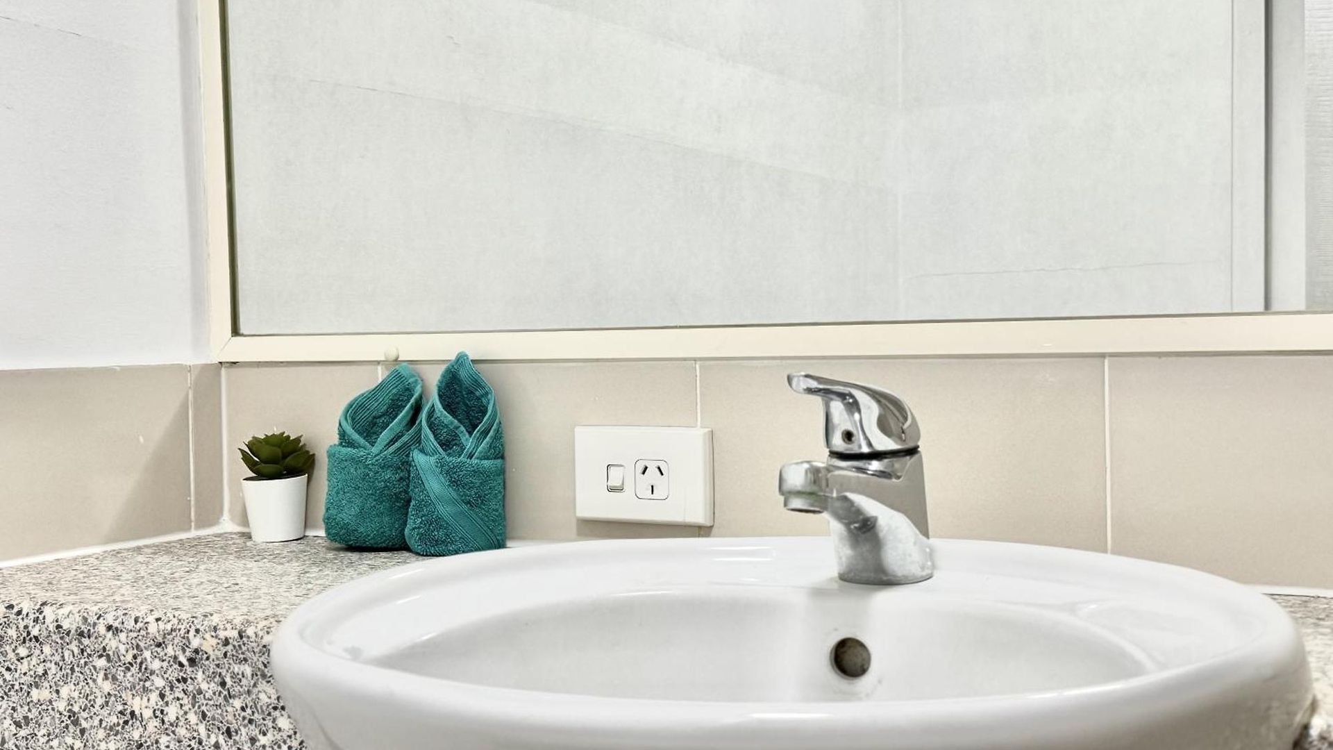 Prime Toowong 3br - Walk To Shops And Transport