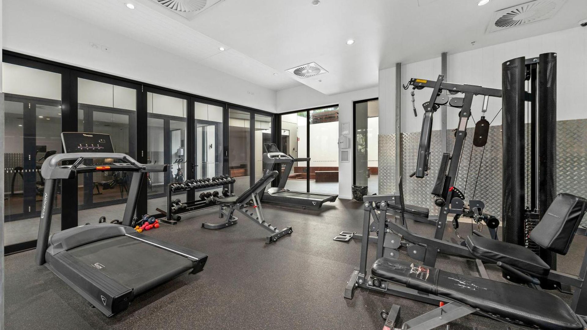 Apartment Stunning Views, Location, King Bed, Gym, Pool