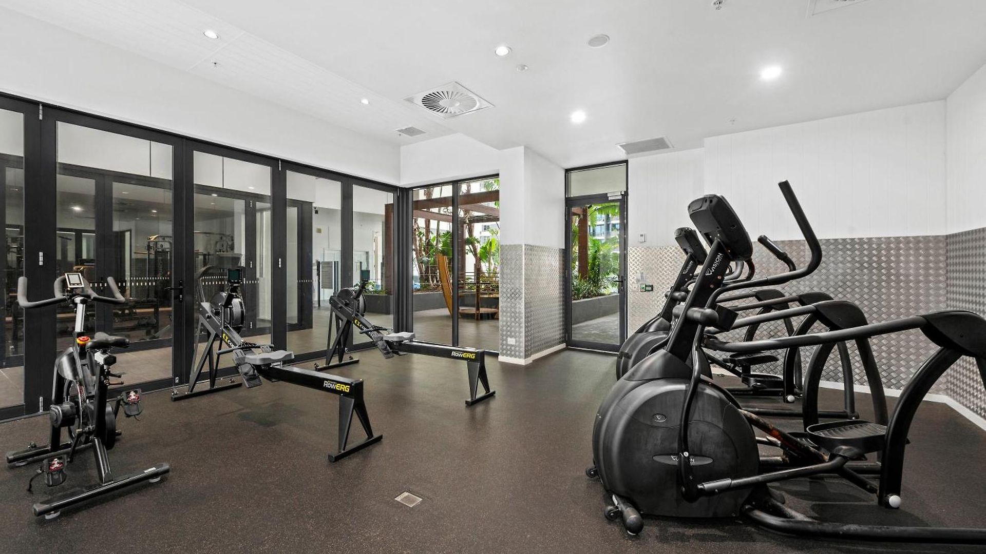 Stunning Views, Location, King Bed, Gym, Pool