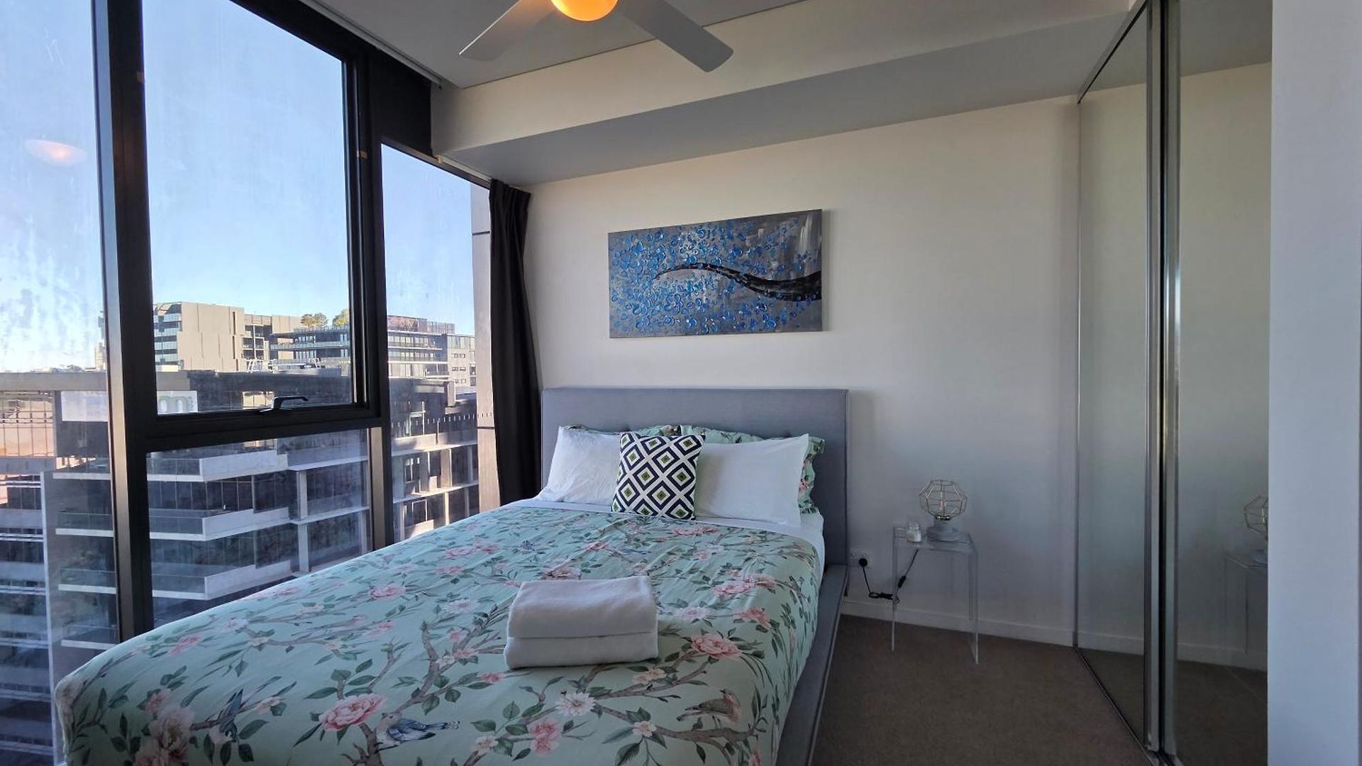 Stunning & River Views Rooftop Pool Gym Apartment