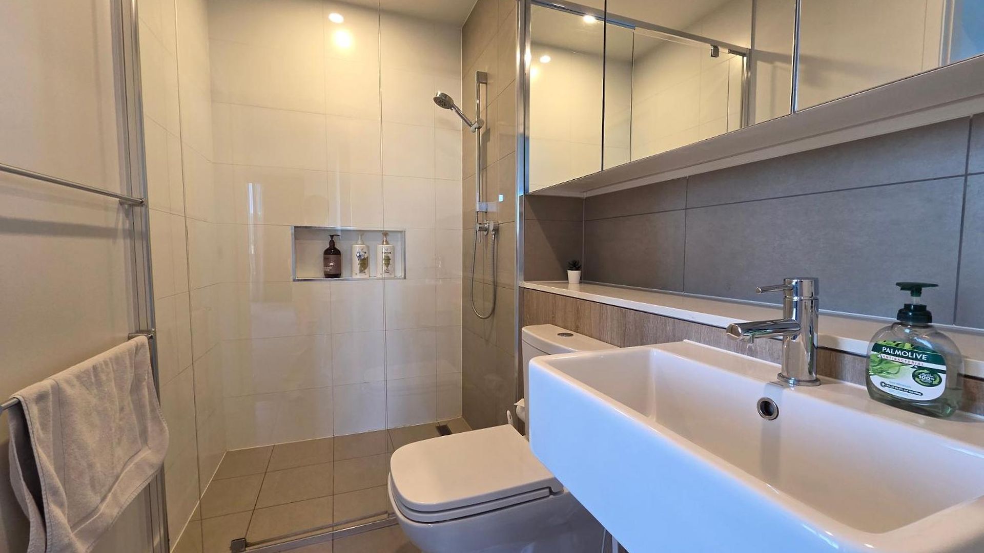 Stunning & River Views Rooftop Pool Gym Apartment *