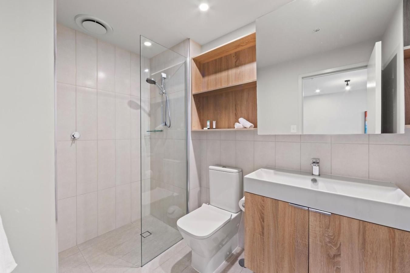 Elevated Cbd Living 2br With Skyline Views