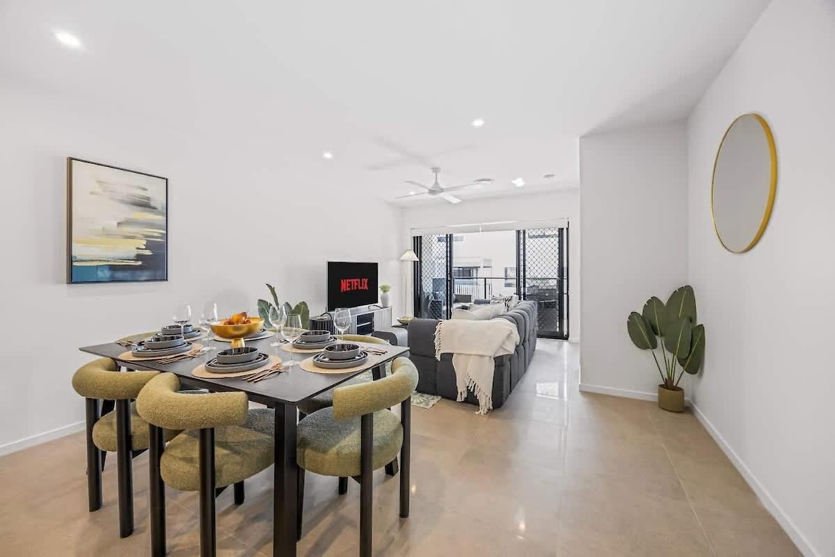 Family Retreat - Free Secure Car Park, Garden Westfield Shopping, Restaurants Apartment