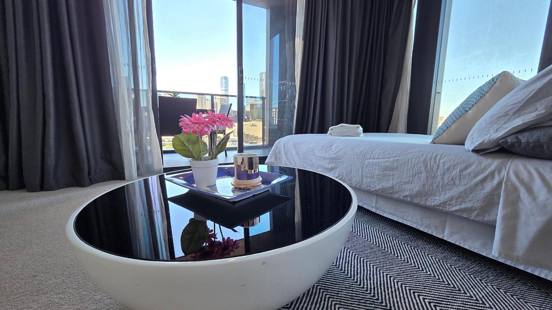 Stunning & River Views Rooftop Pool Gym Brisbane
