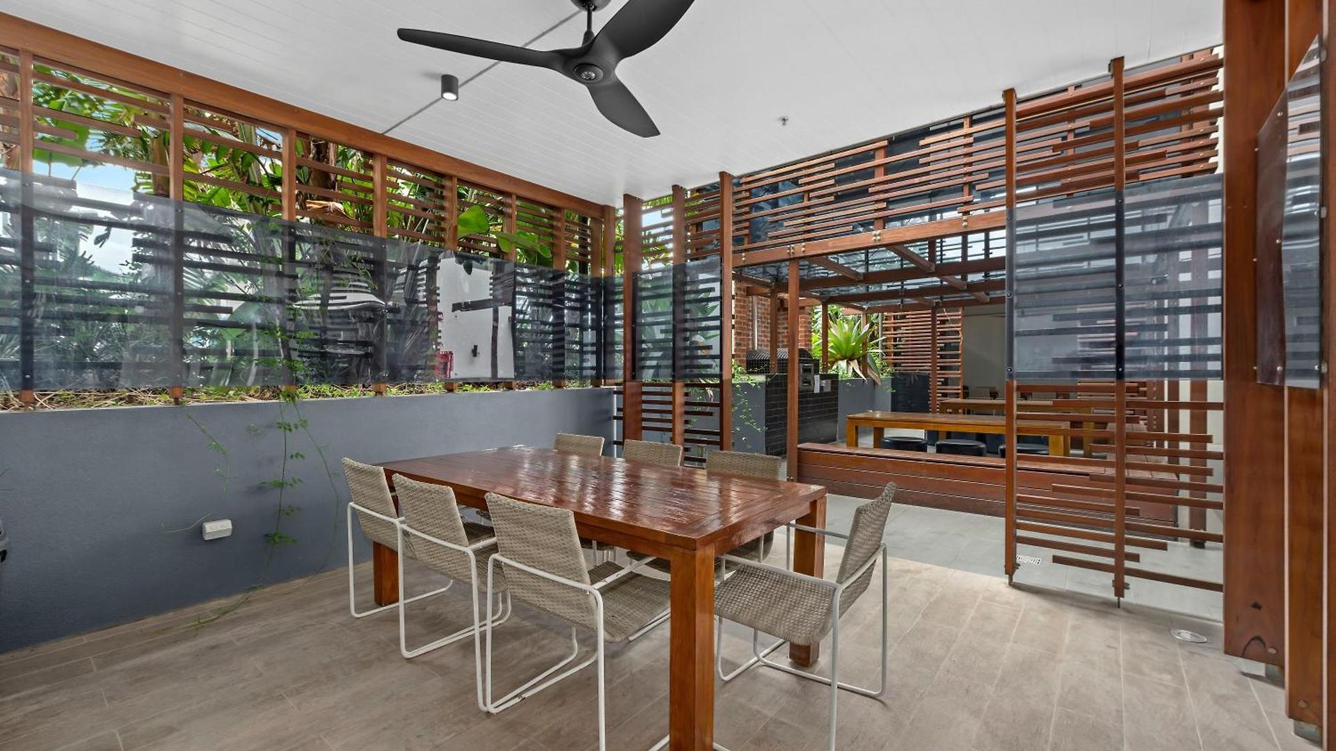 Stunning Views, Location, King Bed, Gym, Pool Apartment Brisbane