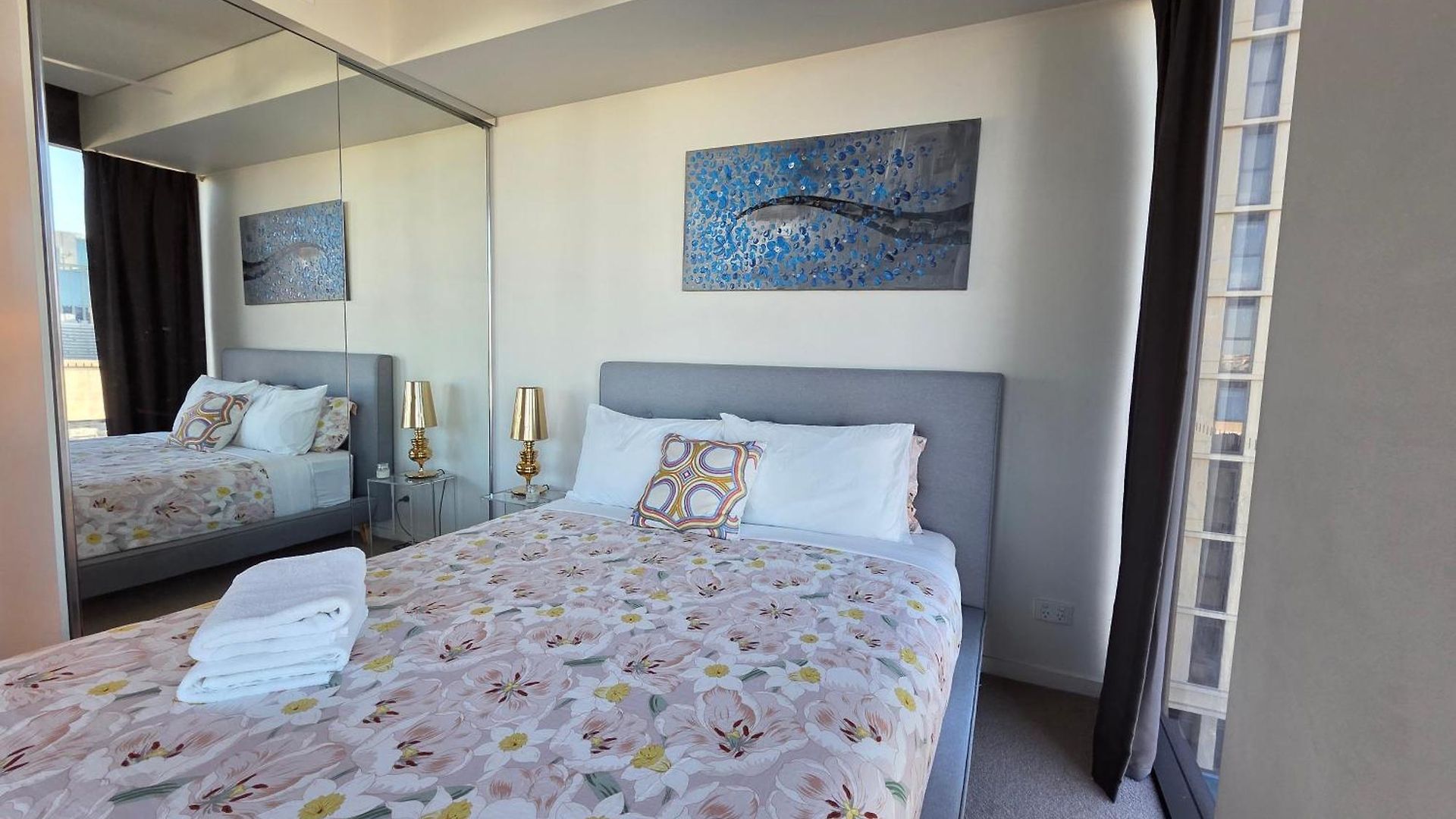 Stunning & River Views Rooftop Pool Gym Apartment