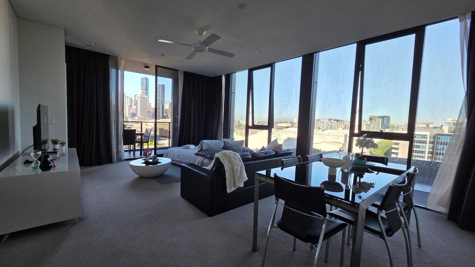 Stunning & River Views Rooftop Pool Gym *