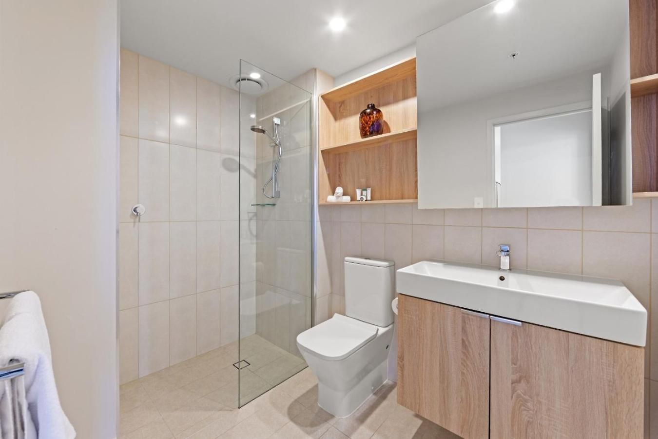 1 Bedroom With Stunning Views Heart Of Apartment *