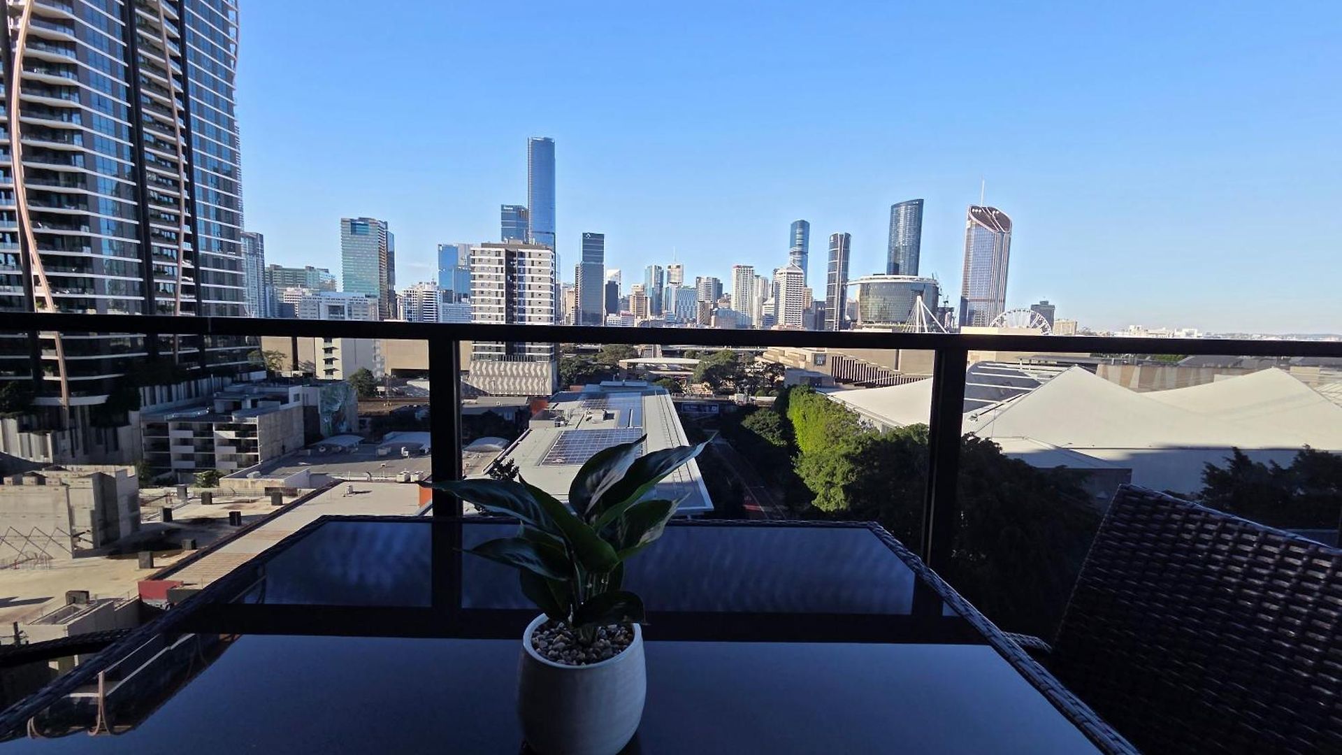 Stunning & River Views Rooftop Pool Gym Apartment