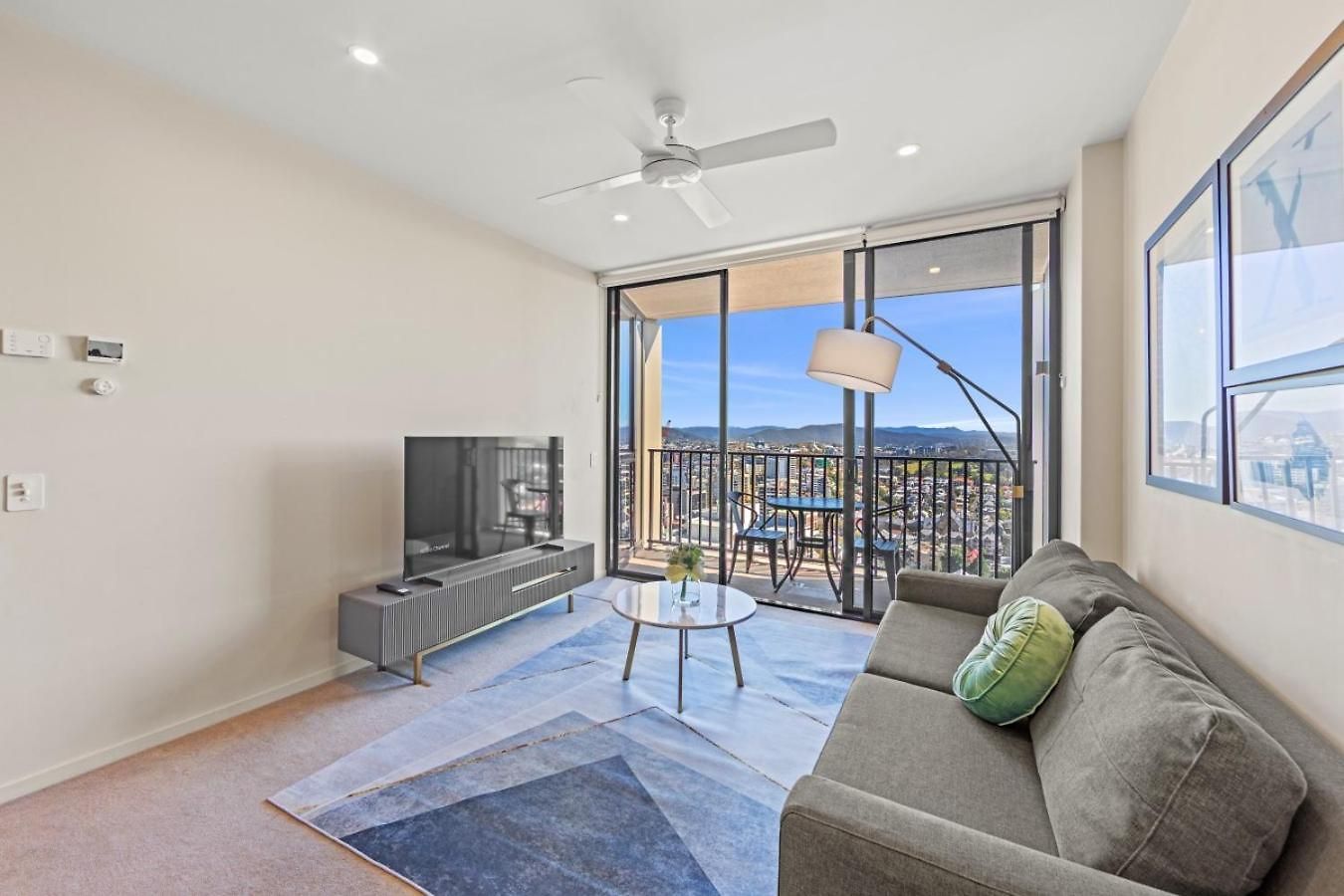 1 Bedroom With Stunning Views Heart Of