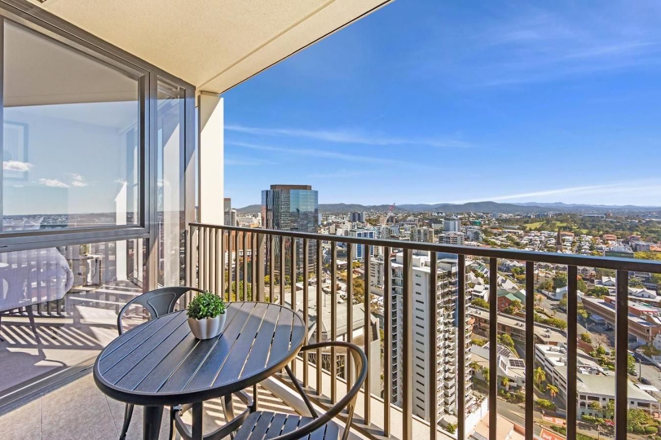 1 Bedroom With Stunning Views Heart Of Apartment