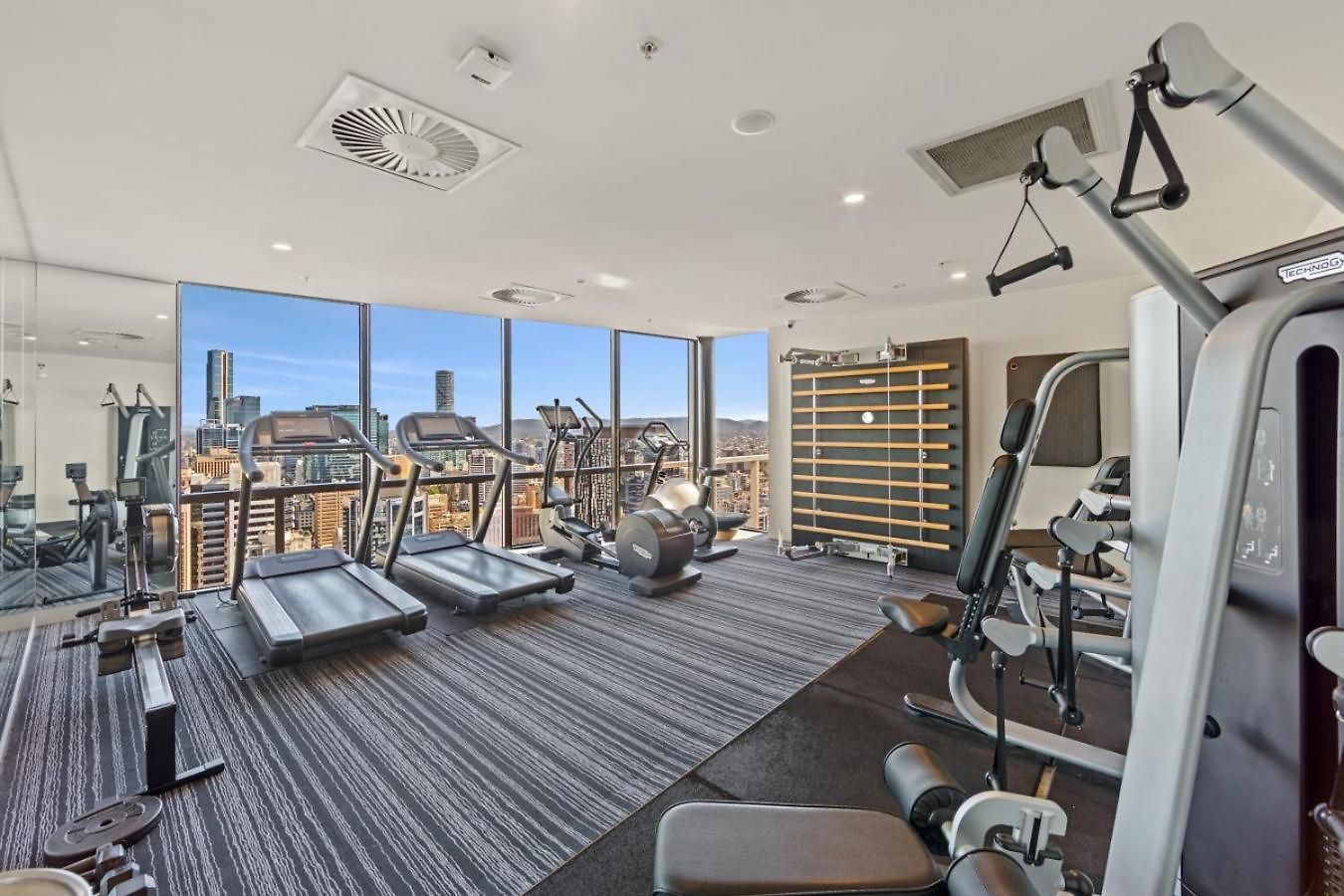 1 Bedroom With Stunning Views Heart Of Apartment
