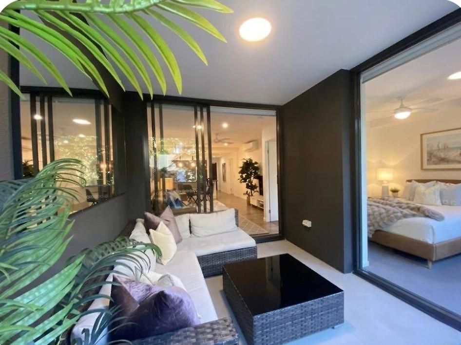 Apartment Luxe Retreat - Airport 13 Mins, Free Parking, Train, Bus, Shops & Parks Nearby