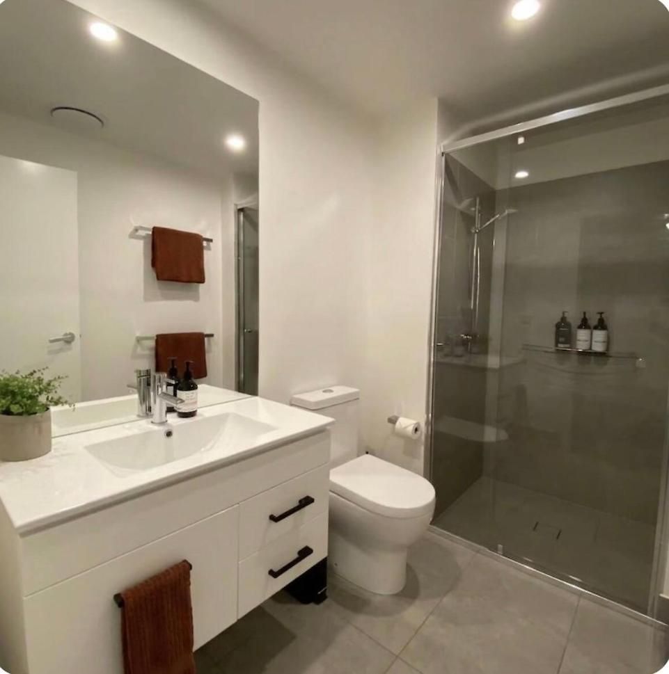 Apartment Luxe Retreat - Airport 13 Mins, Free Parking, Train, Bus, Shops & Parks Nearby *