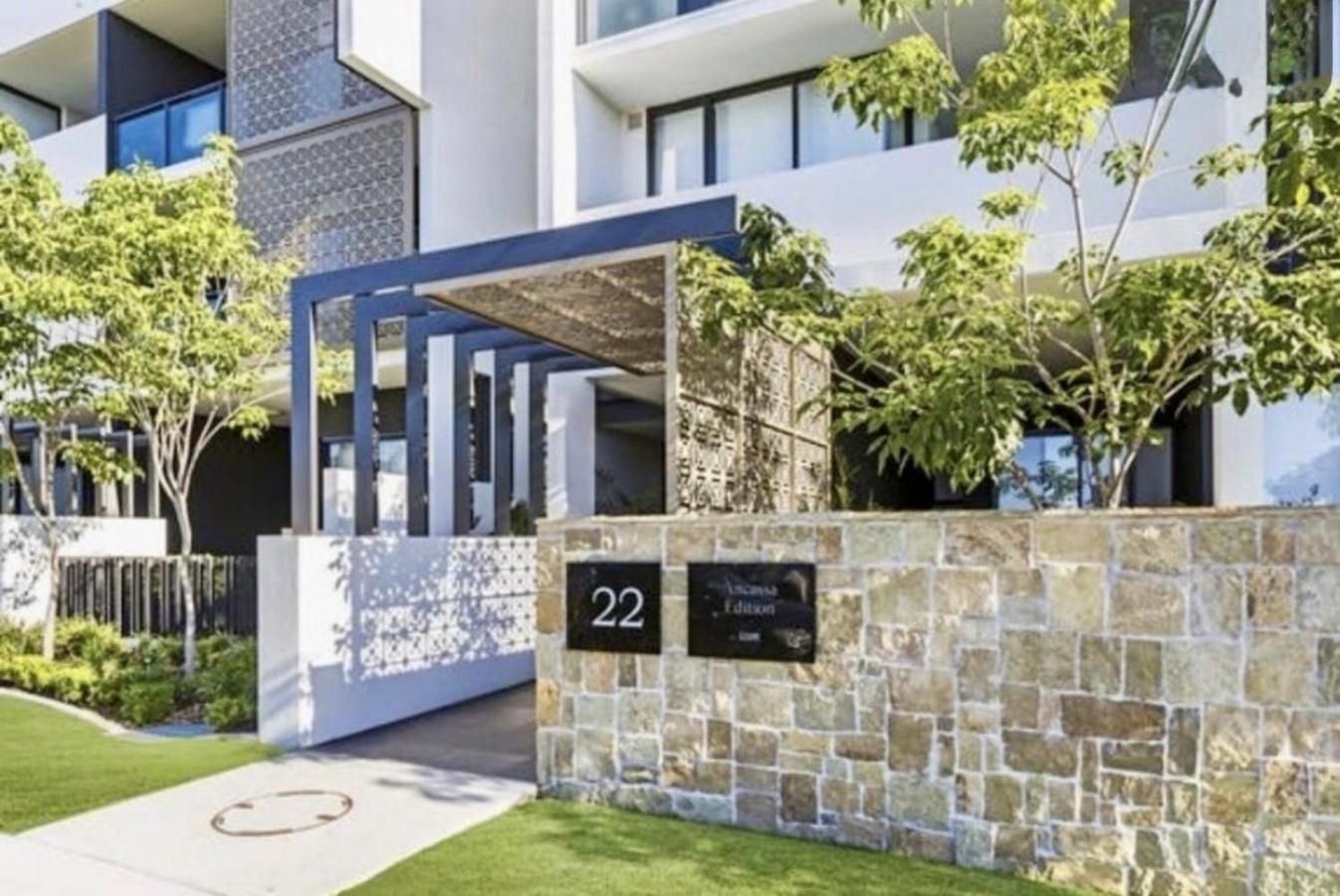 Luxe Retreat - Airport 13 Mins, Free Parking, Train, Bus, Shops & Parks Nearby Apartment *