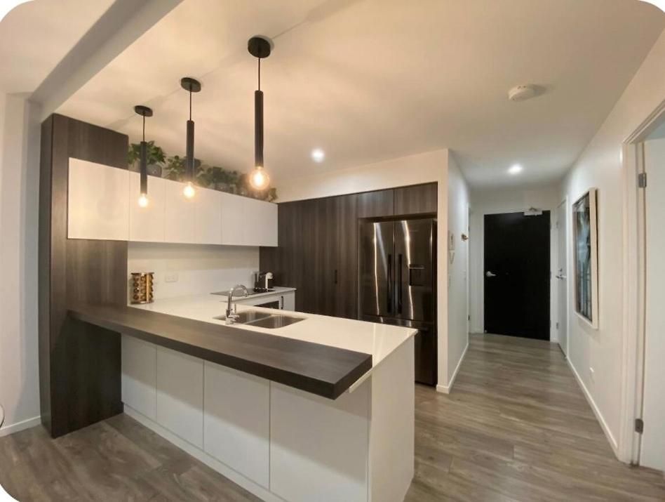 Luxe Retreat - Airport 13 Mins, Free Parking, Train, Bus, Shops & Parks Nearby Apartment